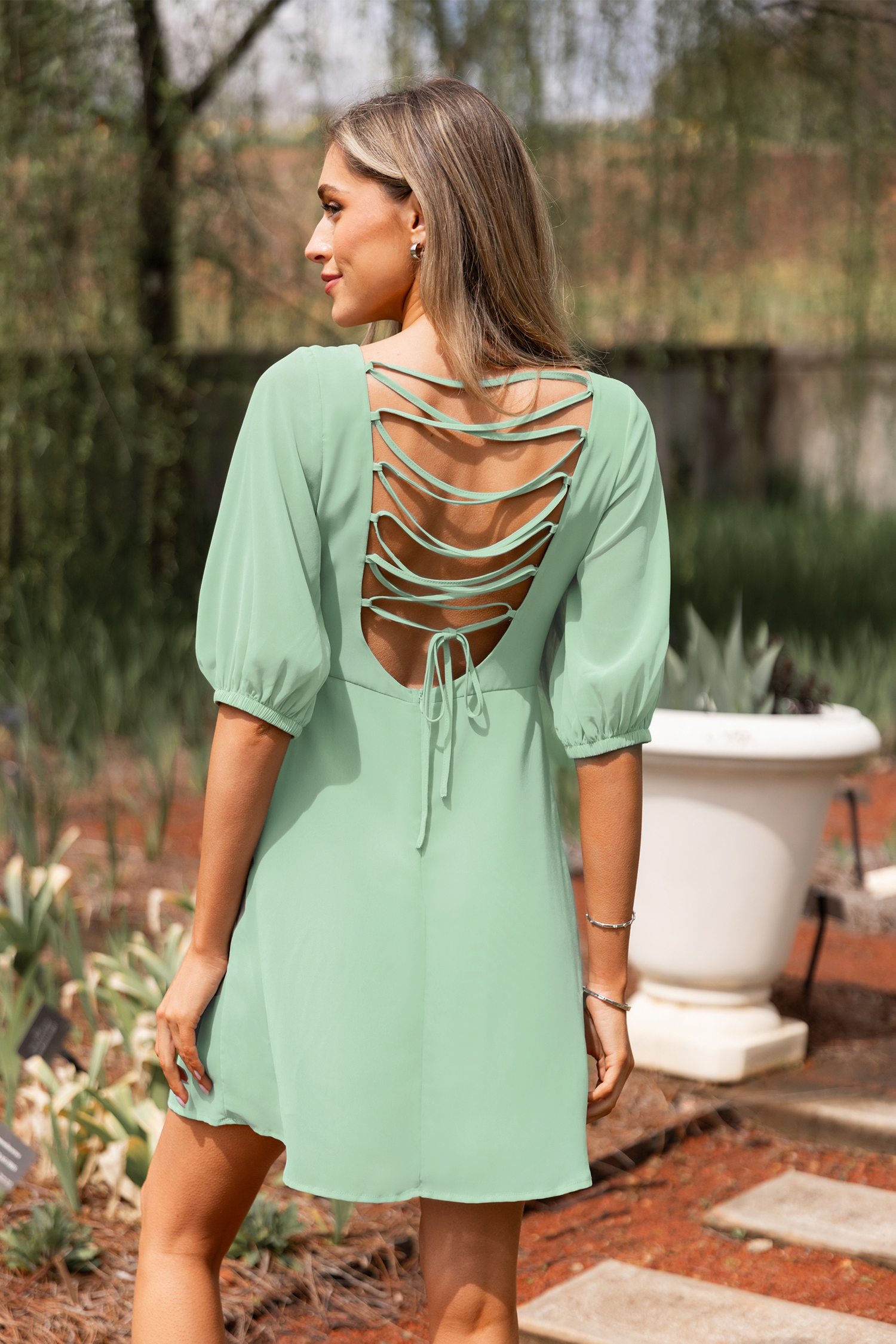 Robe mini avec manches blouson et dos à lacer