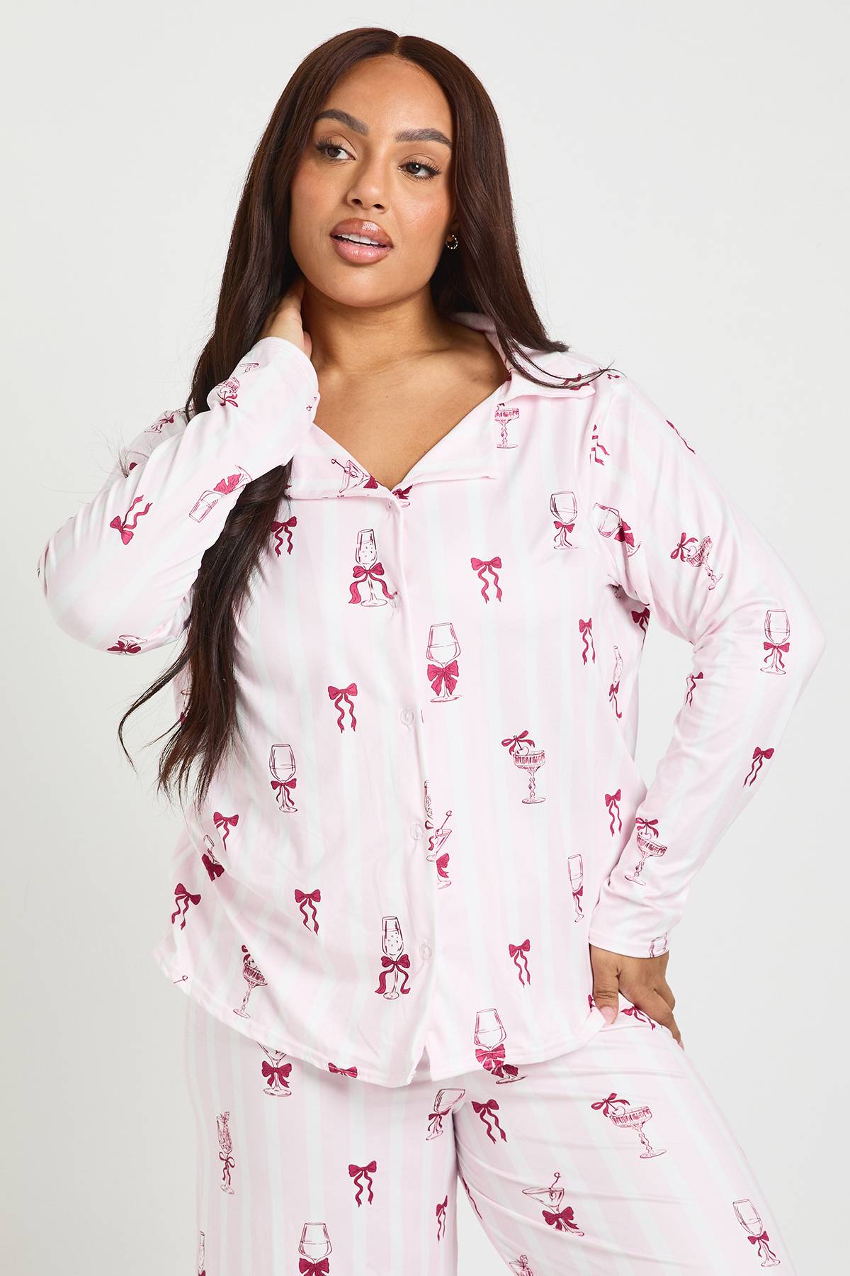 boohoo Ensemble De Pyjama Grande Taille Chemise À Manches Longues Et Pantalon À Rayures Motif Cocktail