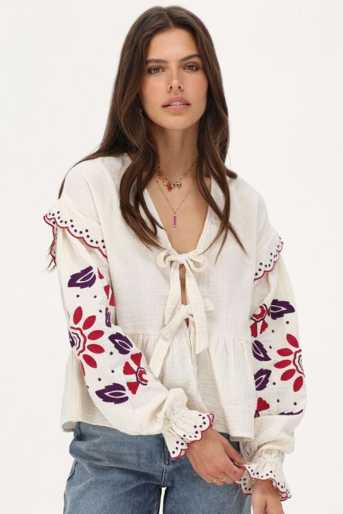 Witte mousseline blouse met embroidery en strikjes