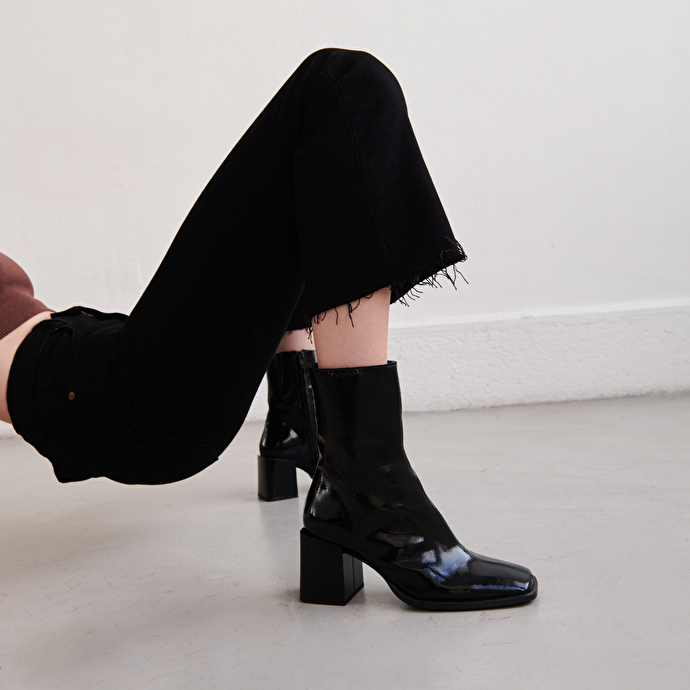 Boots à talons décrochés et bouts carrés  en cuir vernis plissé noir