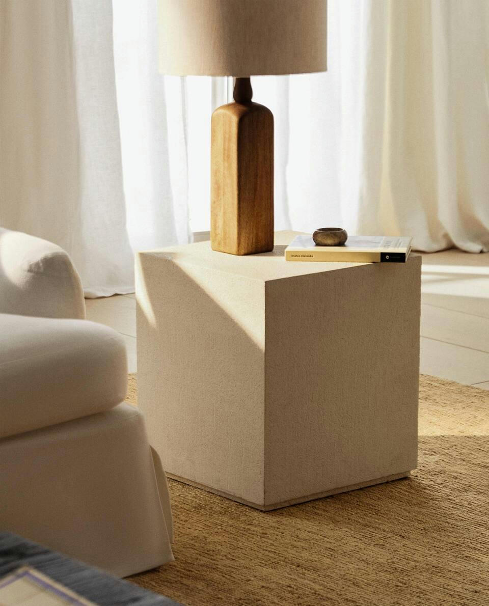 MESA COM ACABAMENTO EM CIMENTO