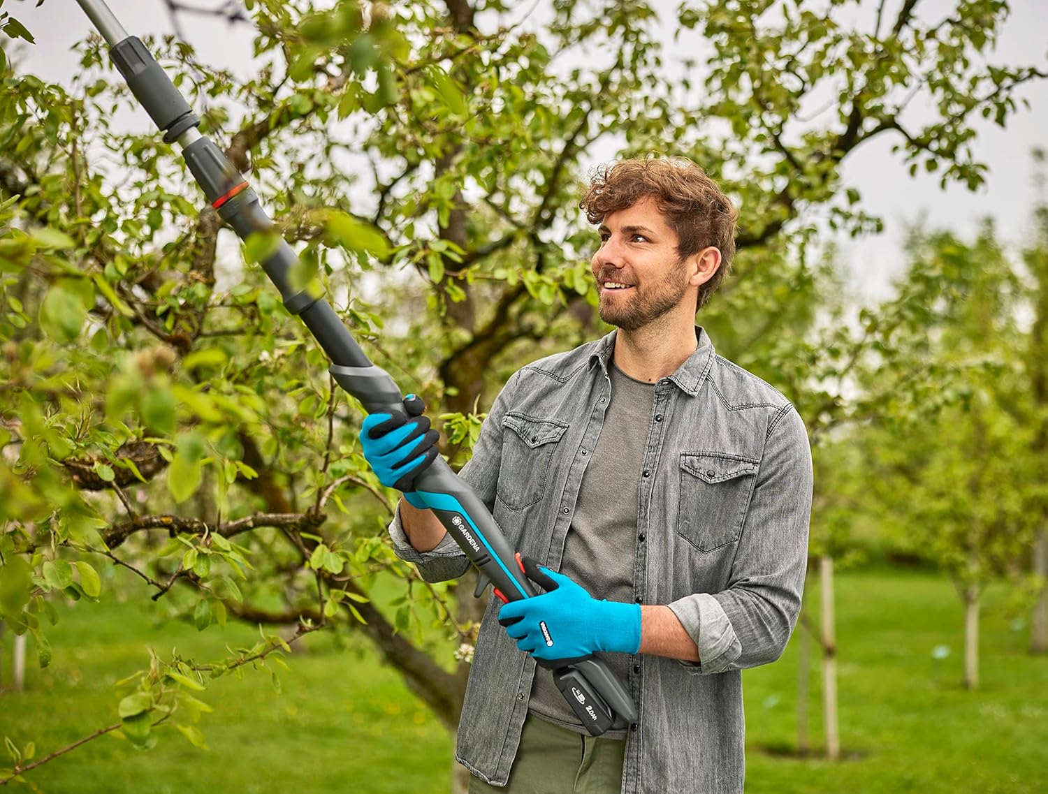 Gardena Akku-Teleskop-Baumschere HighCut 360/18V P4A ohne Akku: Astschere mit Teleskopstiel für Zweige in bis zu 5 m Höhe,schwenkbarer Schneidkopf, ergonomischer Griff, LED-Anzeige (14776-55)