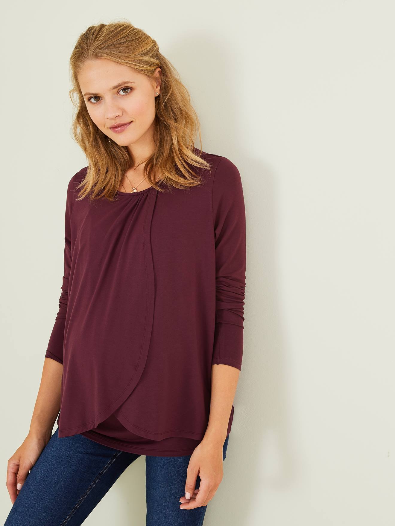 Blusa de maternidade e amamentação lisa em tom marrom escuro com bainhas cruzadas.