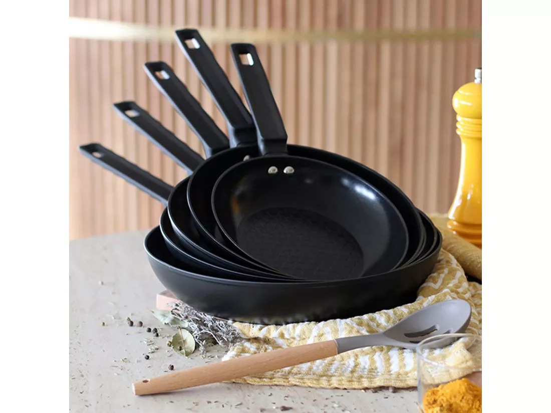 Menastyl - Poele First 20cm En Aluminium Noir Induction