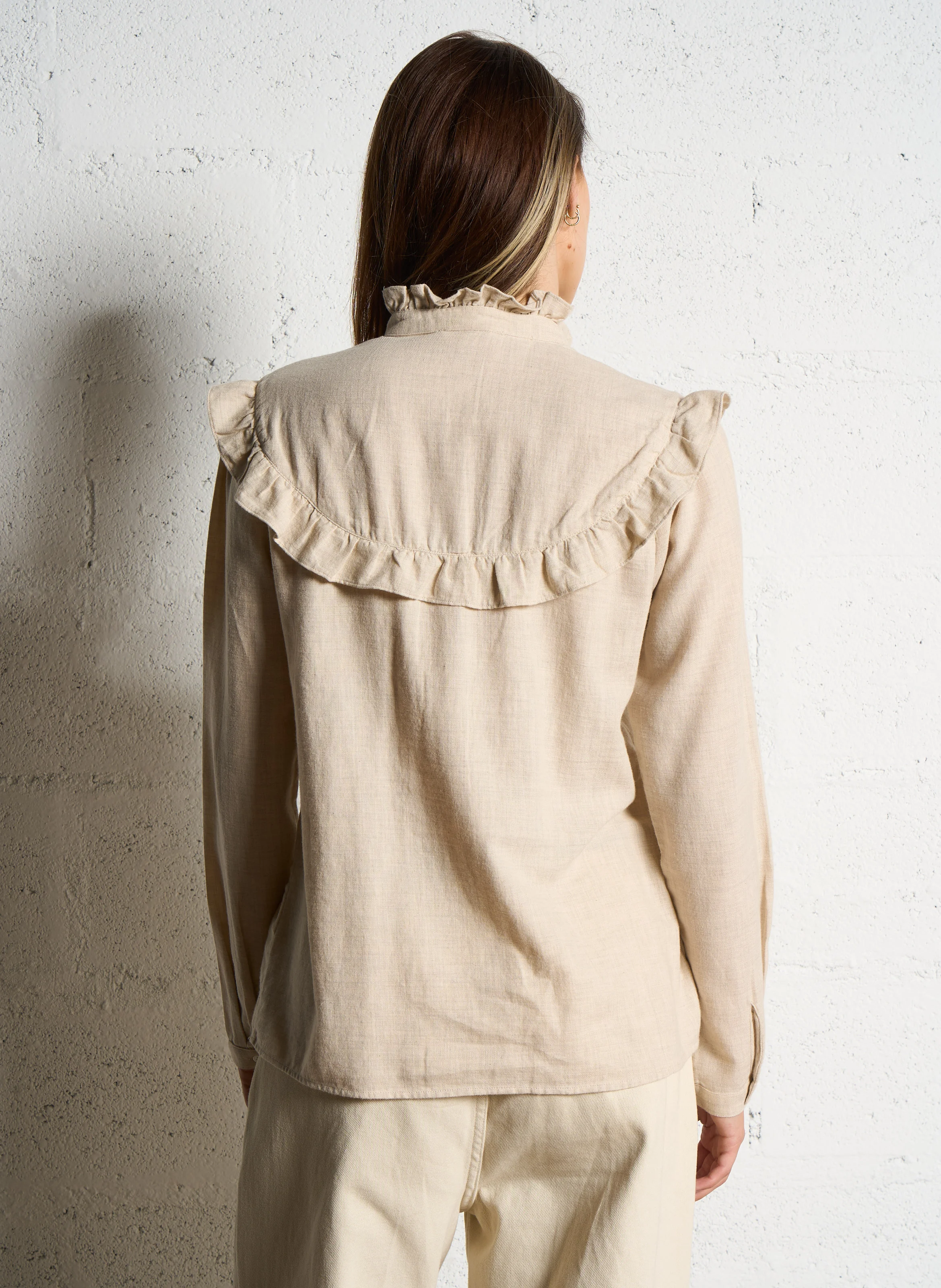 NOELINE - Blouse col montant volanté en coton mélangé | Beige