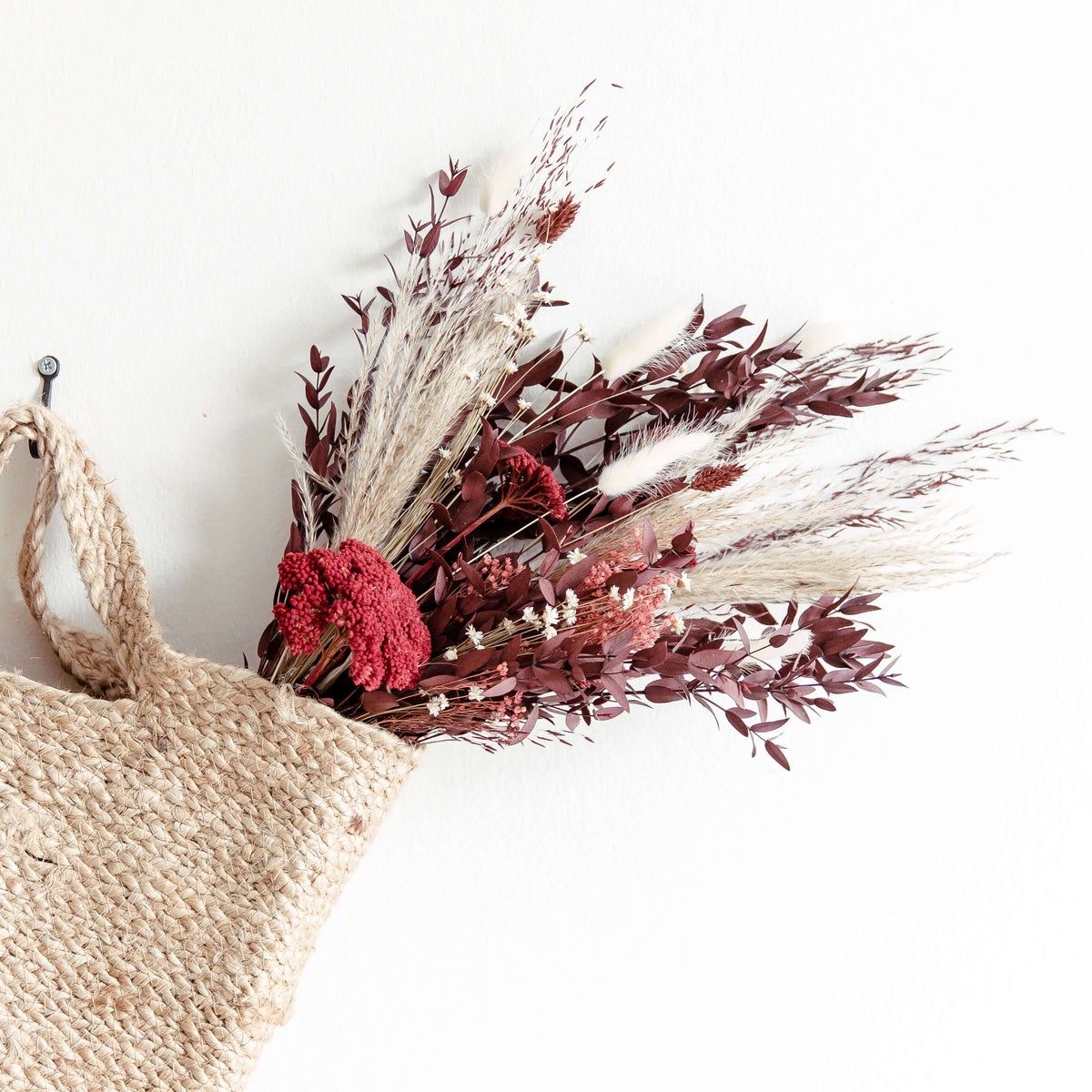 Herfstboeket van gedroogde bloemen, Bordeaux en wit