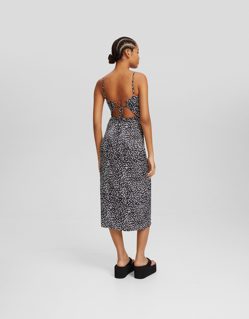 Vestido midi de cetim estampado com alças.