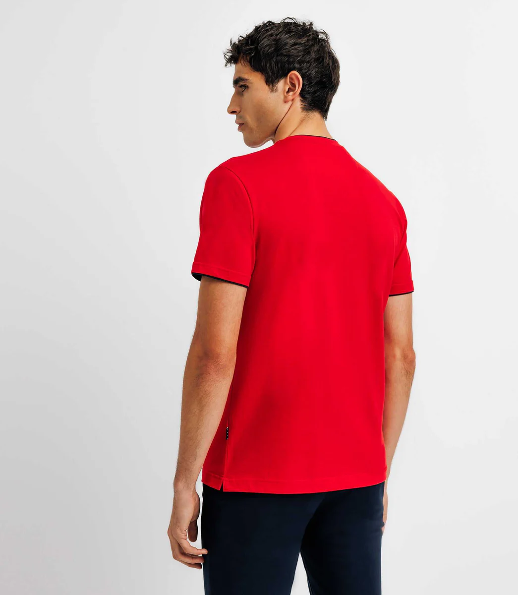 T-shirt avec patch rouge