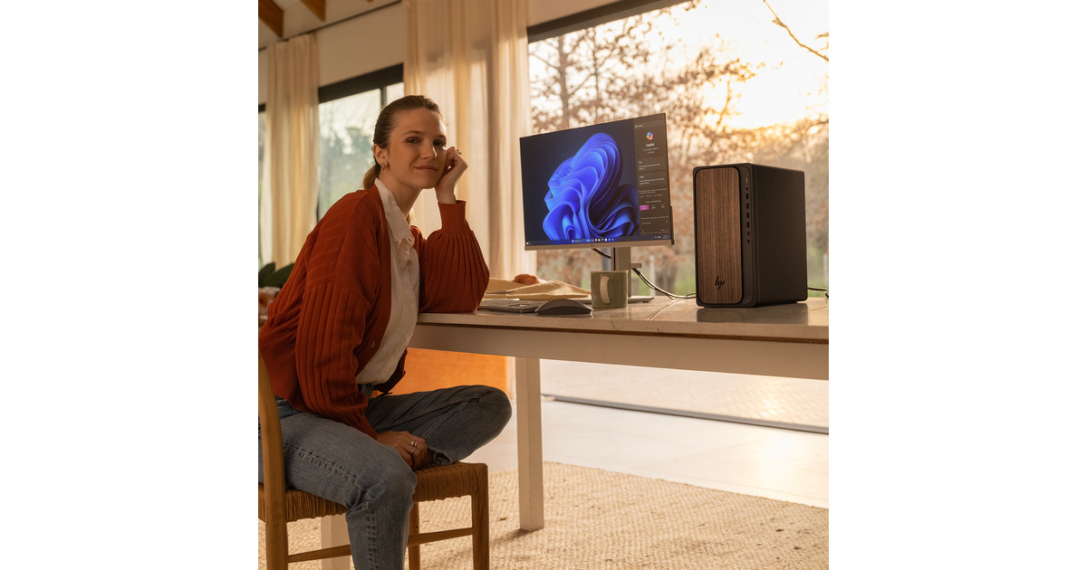 HPOmniDesk M03-0030nd (B7WT8EA) pc-systeem  (Zwart/houtkleur | Core Ultra 7 265 | Intel Graphics | 16 GB | 1 TB SSD)