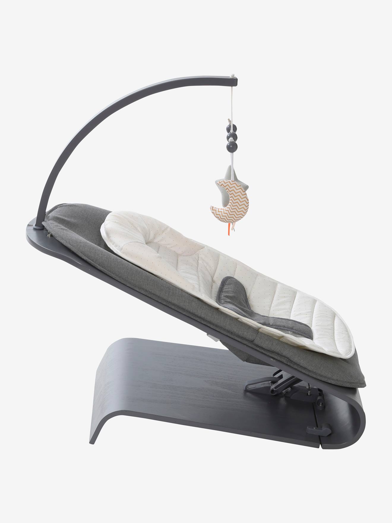 Rede de madeira lisa cinza claro Vertbaudet Babyrythm com movimento de balanço natural e motivos decorativos.