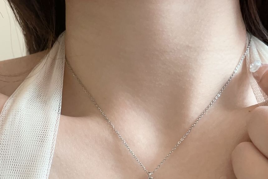 Sharkkira - Oorbel met strik en strasssteentjes / Ketting met harthanger