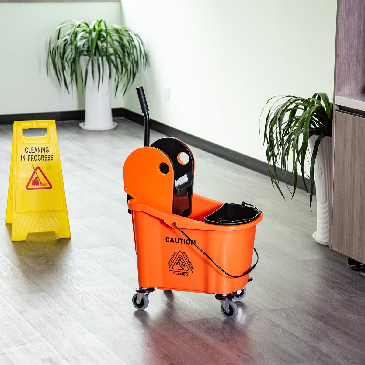 HOMCOM Schoonmaakwagen 36 liter, emmer met wielen, schoonmaak-emmer en dweilwagen met wringmechanisme, oranje, 54 x 41 x 91,5 cm