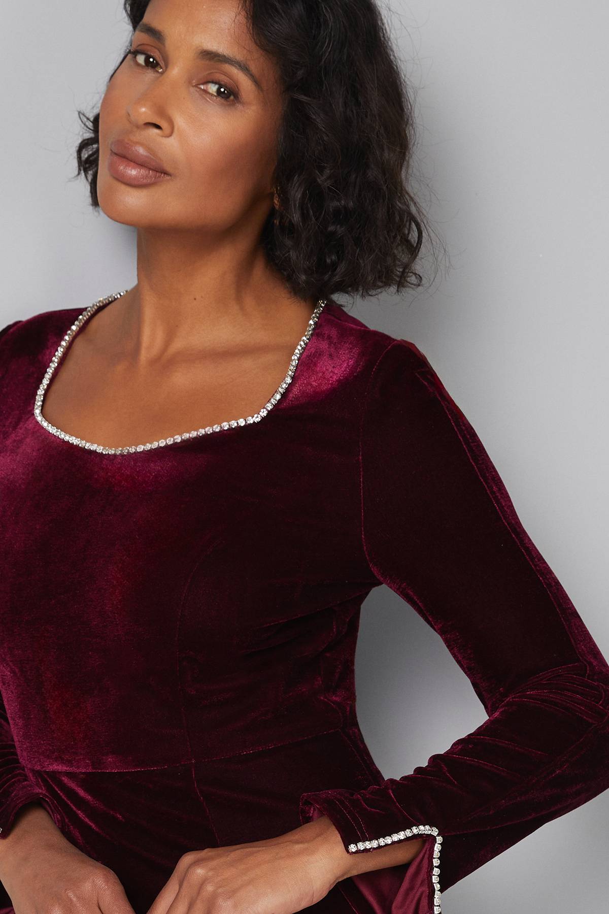 Wallis Robe Mi-Longue en Velours à Décolleté Cœur Ornée