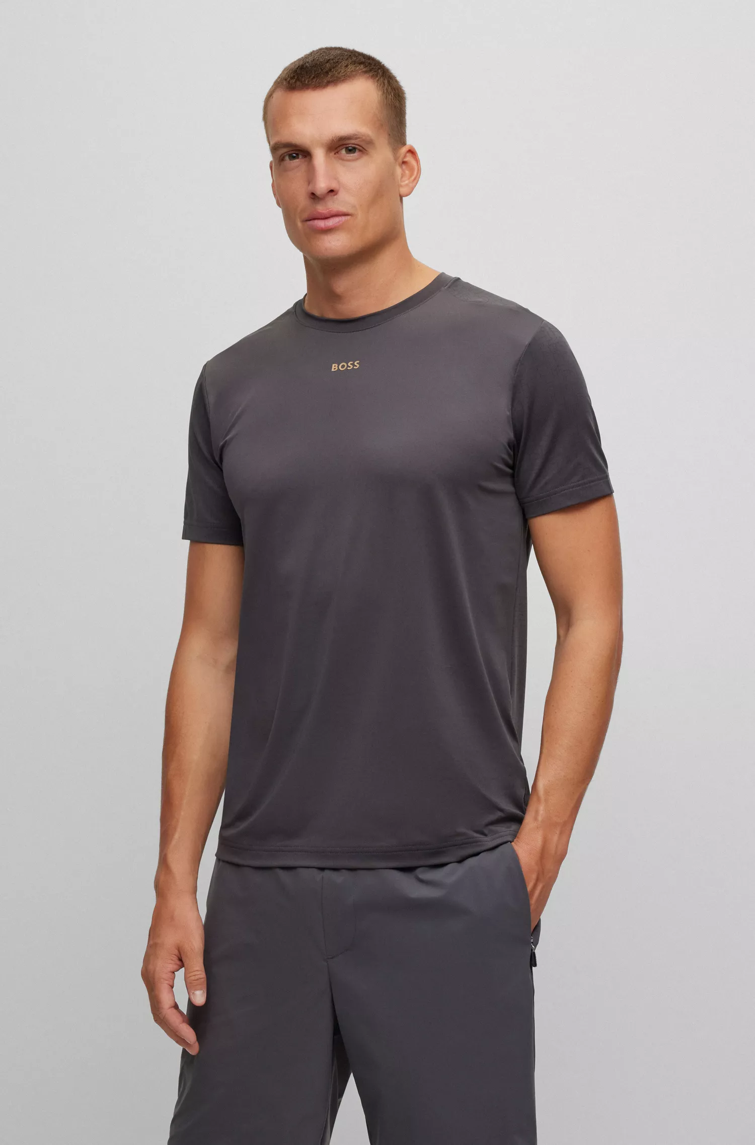 Camiseta BOSS verde, corte slim, com estampa refletora decorativa.