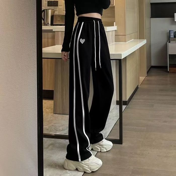 Rosesand - Hoge taille, gestreepte, rechte, wijde joggingbroek met hartjesmotief