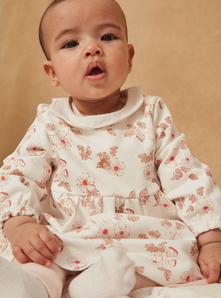 Robe écrue, legging rose pâle et chaussettes