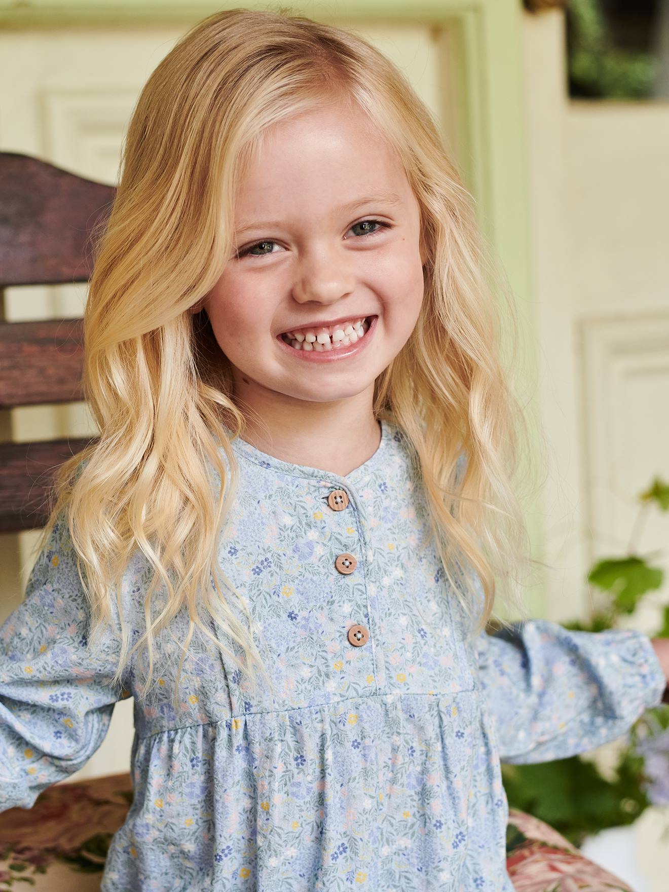 Vestido azul claro com babados, flores e detalhes acolchoados para meninas