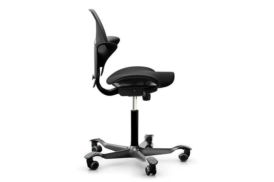 Capisco Puls 8020 Kontorstol Sort skall med pute i tekstil Nexus 013 sort med sort kryssfot i plast, standard høyde og hjul med myke trinser.\n