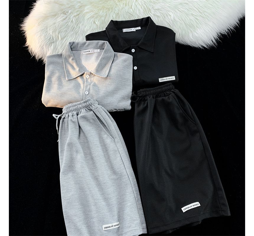 Hushgrain - Set: Poloshirt met korte mouwen en belettering + korte broek