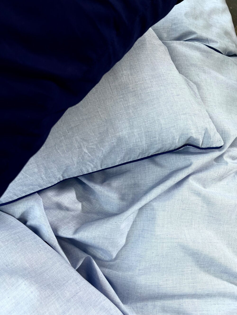 Omhu  Chambre sengetøj med Piping - Lys Blå/Navy piping