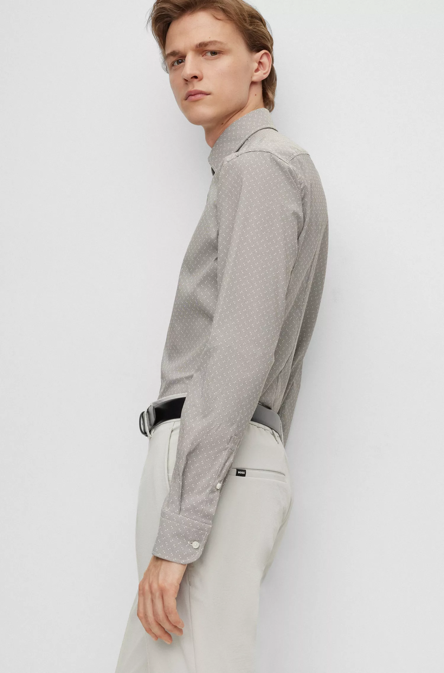 Camisa BOSS preta de corte slim em tecido estruturado de alta performance com elasticidade.