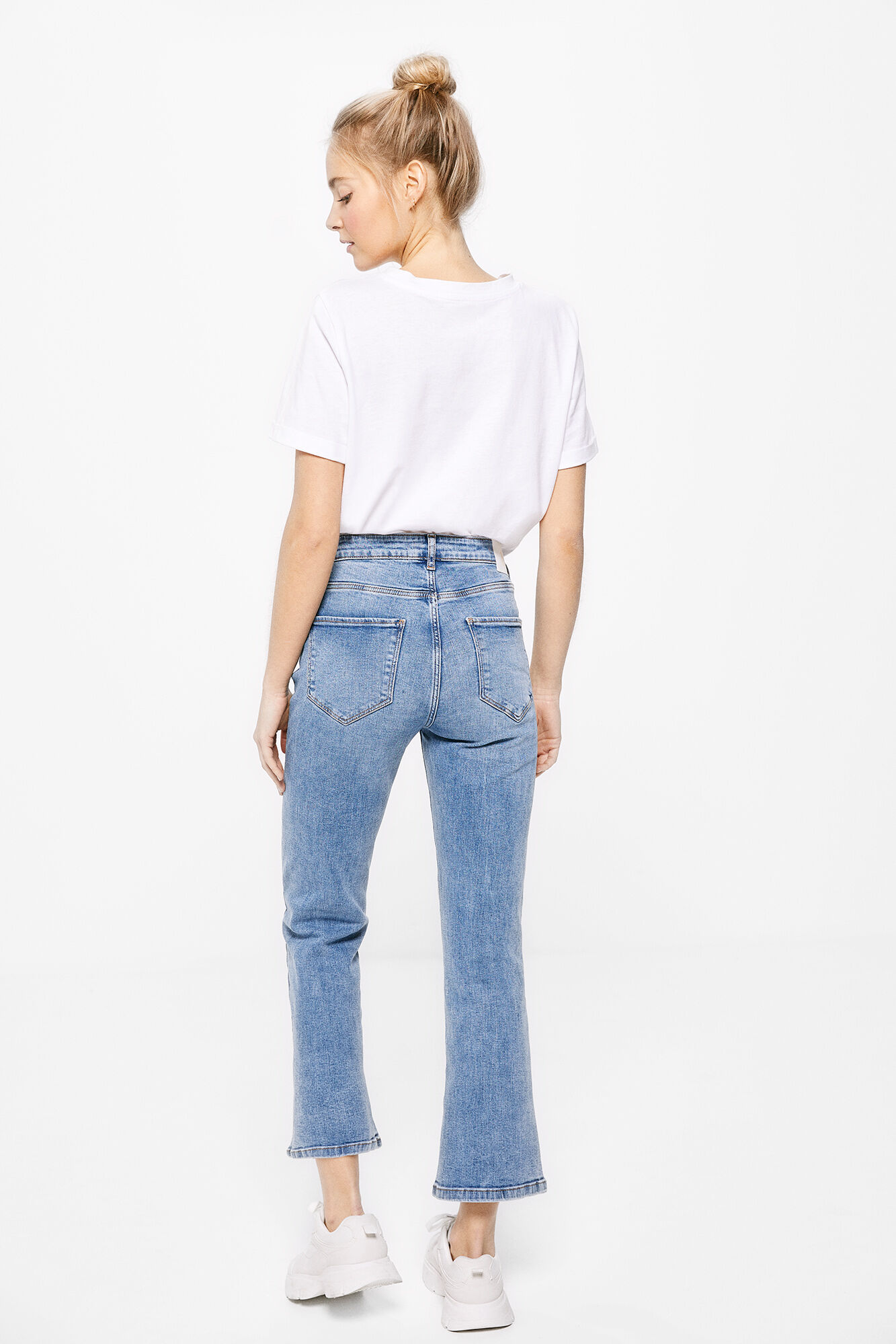 Calça jeans flare com lavagem sustentável - azul médio