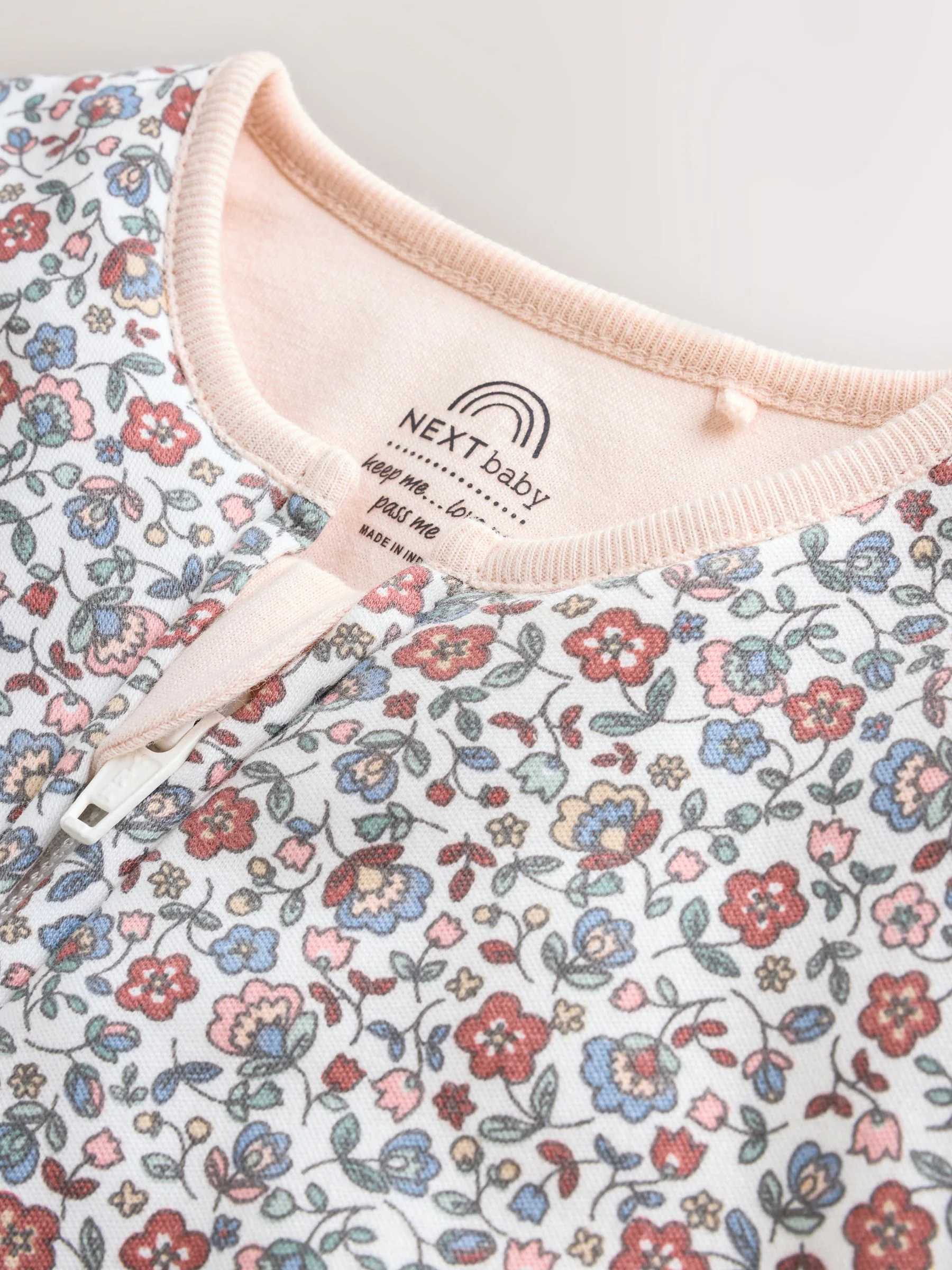 Ecru met bloemenmotief - 2.5 TOG gewatteerde babypyjama