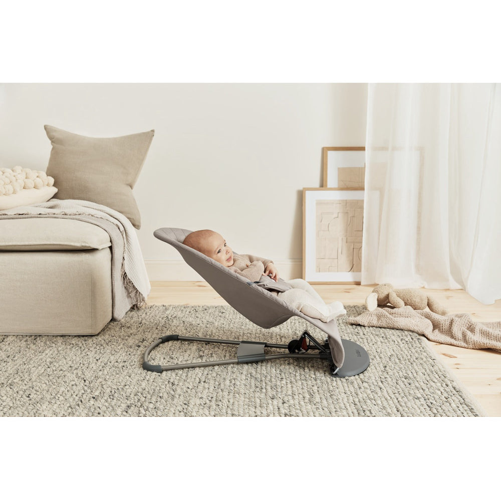 Køb BabyBjörn Sand Grey Skråstol Bliss Klassisk Quilt