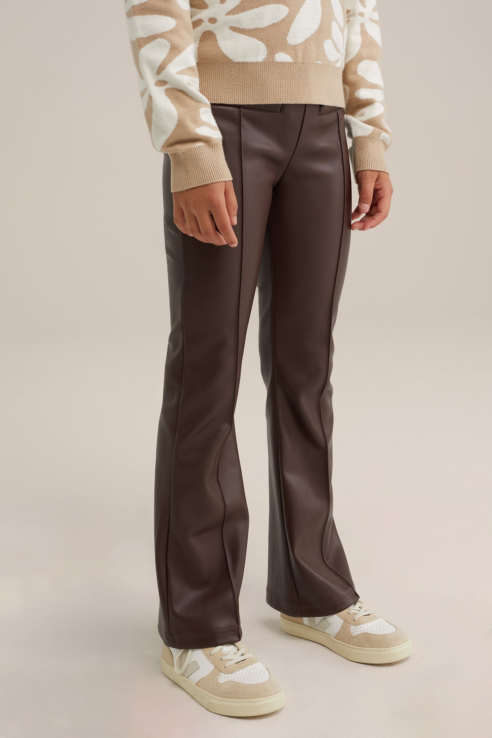 Meisjes flared legging van imitatieleer WE Fashion Donkerbruin