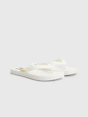 Chinelo com logotipo em relevo