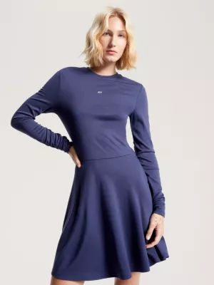 Vestido básico acinturado e evasê