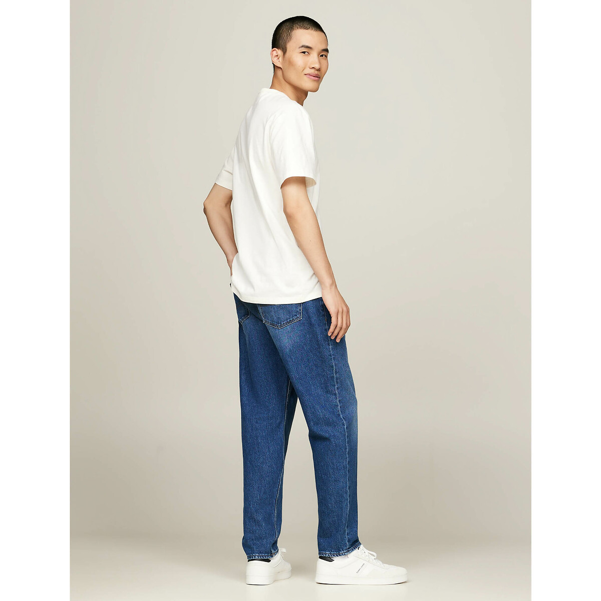 TOMMY JEANS<br>Camiseta direita com logo de distintivo