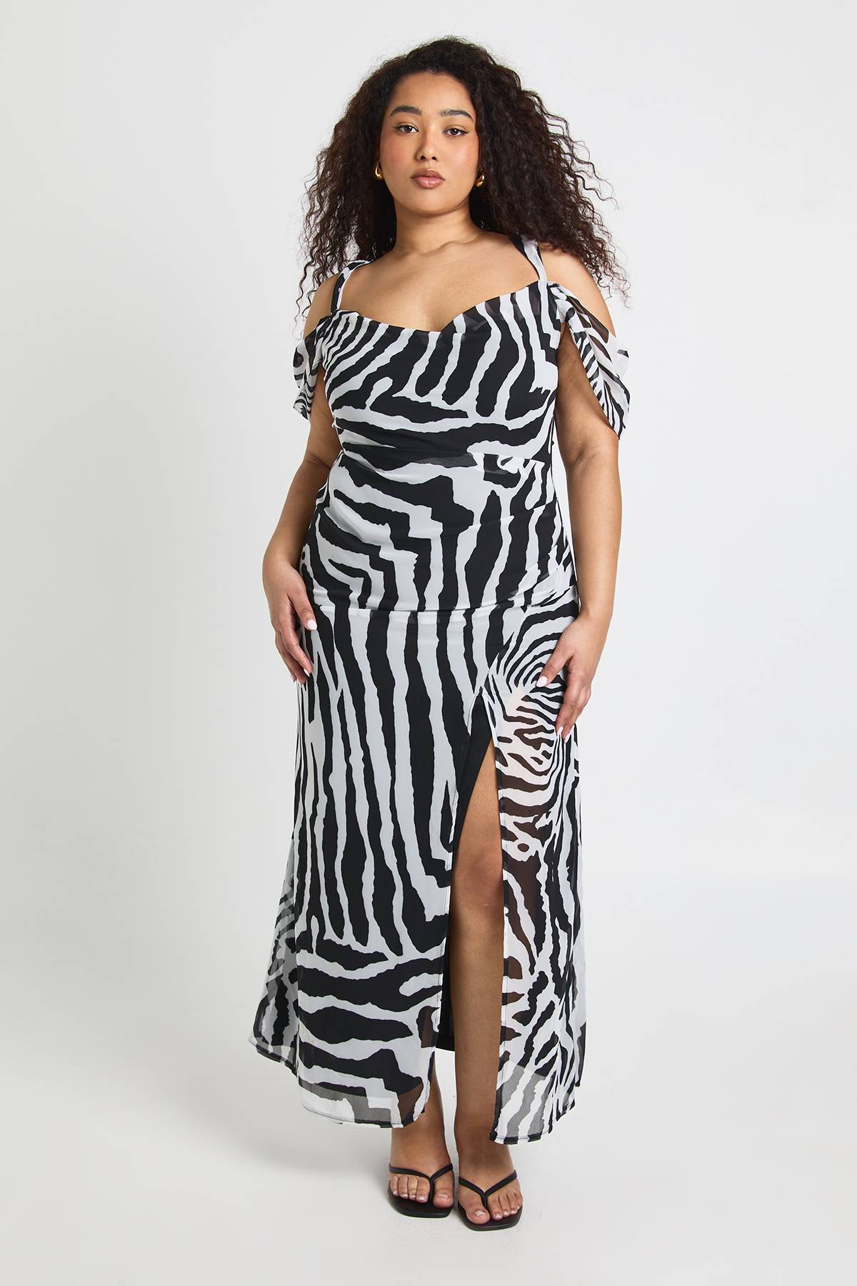 boohoo Robe Maxi Grande Taille En Mousseline Imprimé Zèbre À Épaules Dénudées Et Côtés Froncés