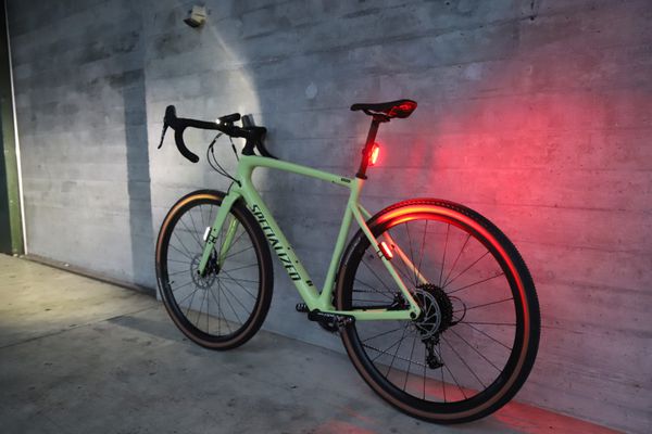 SEITWÄRTS Rücklicht  schwarz  50 Lumen, micro USB