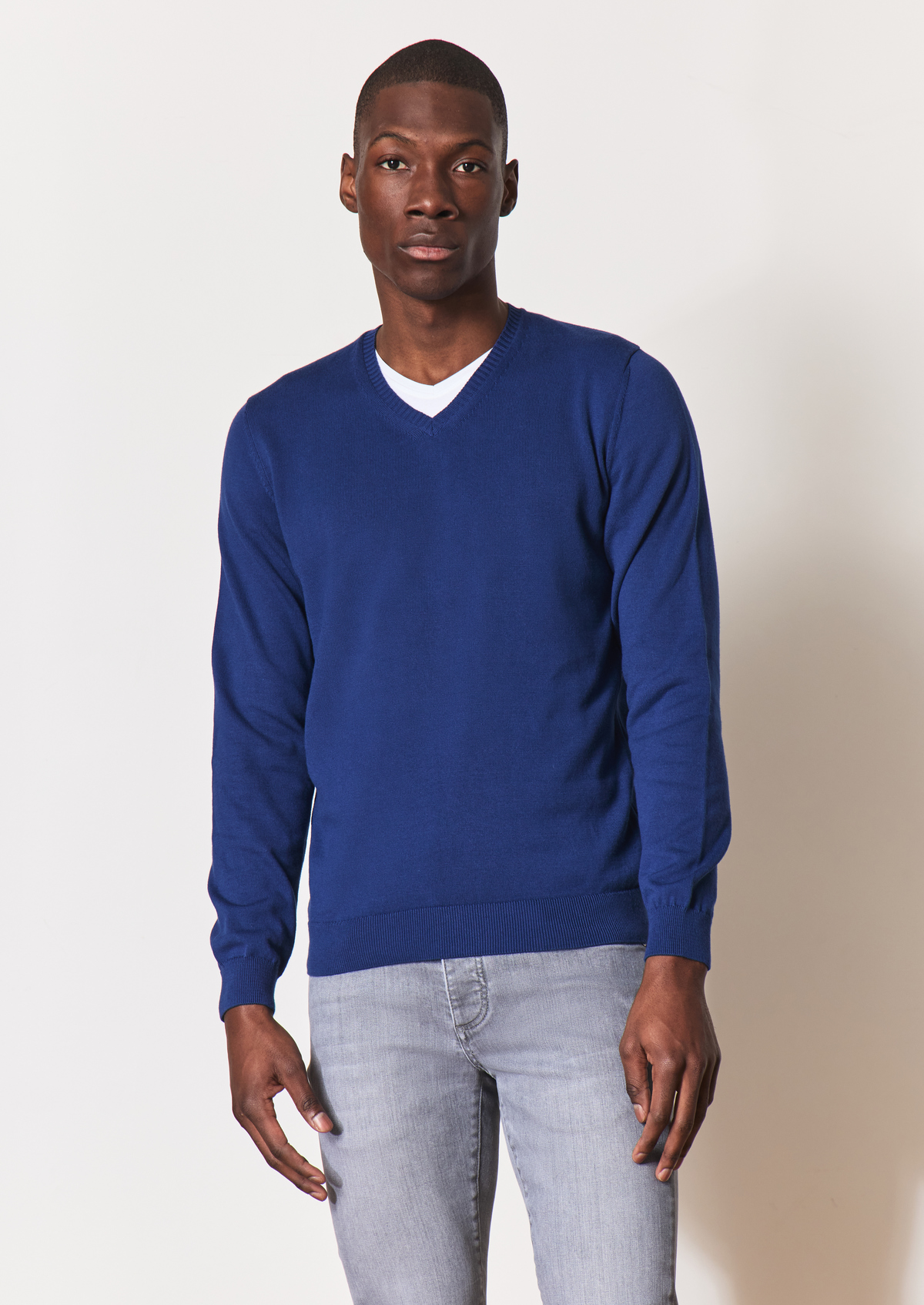 Pull col V en coton uni bleu cobalt