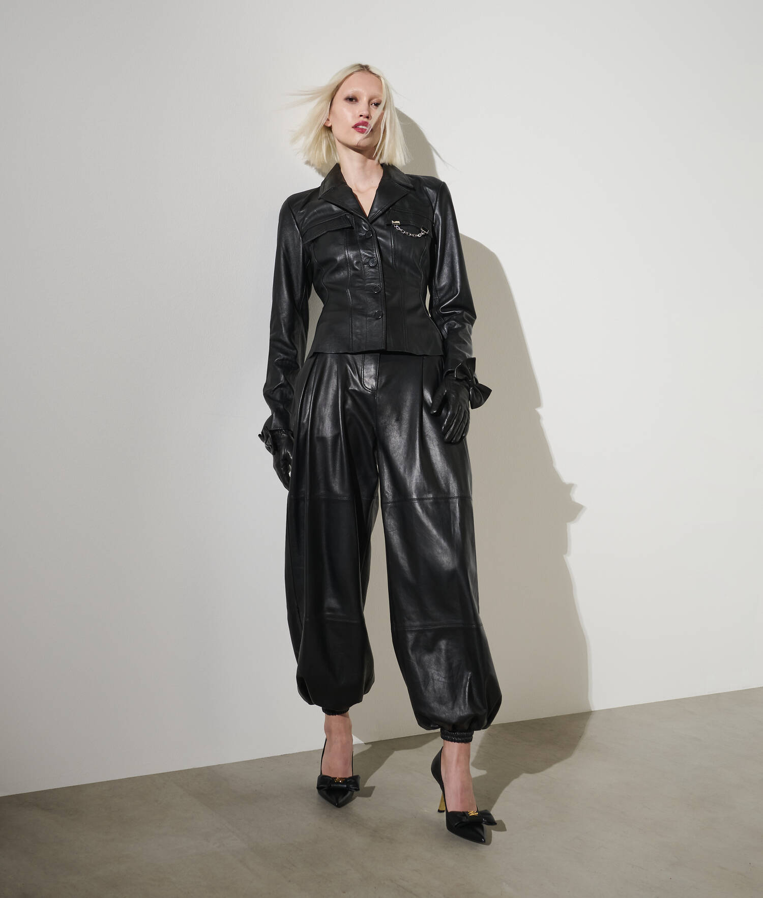 PANTALON EN CUIR VOLUMINEUX KARL STUDIO