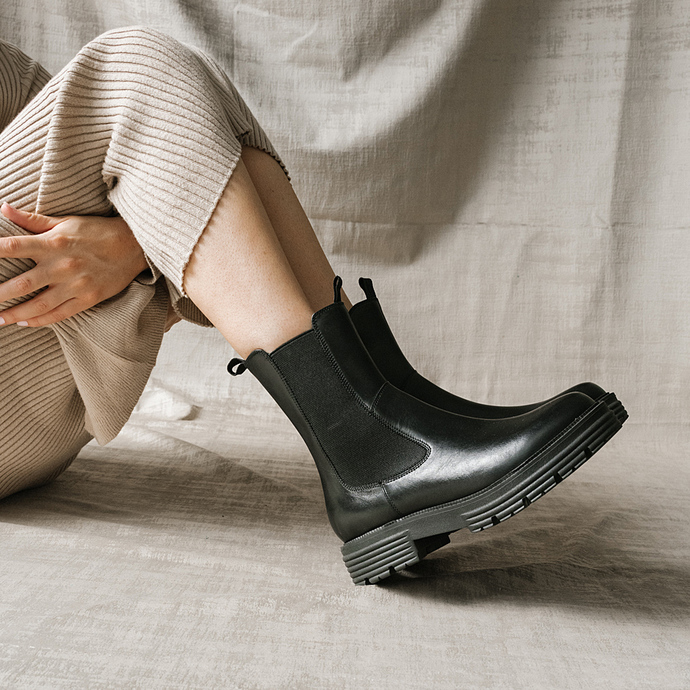 Boots à semelles crantées  en cuir noir