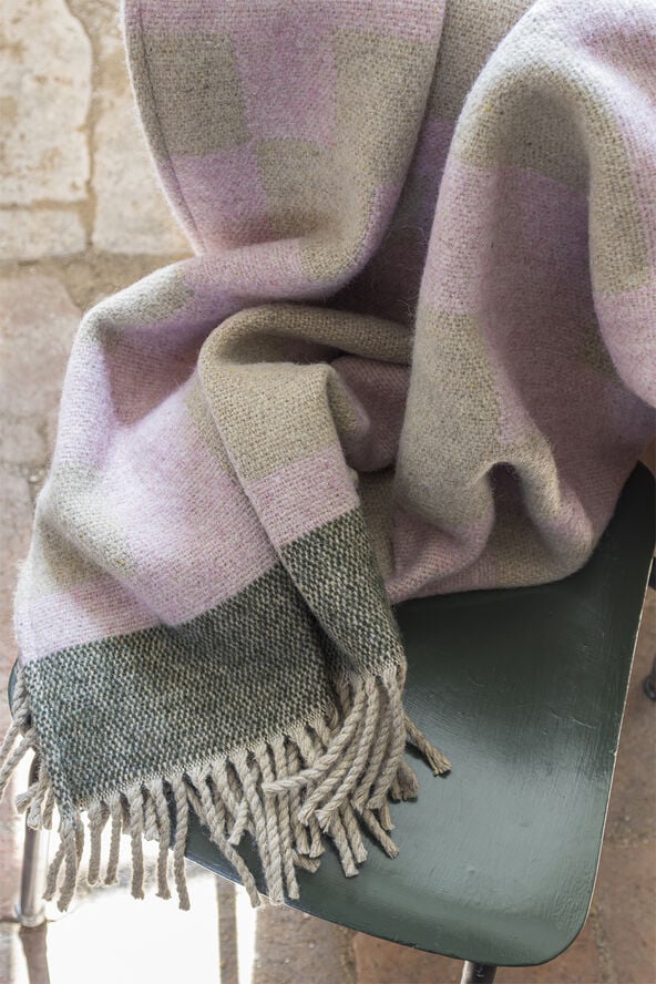 Mette Ditmer MAZE throw Powder rose