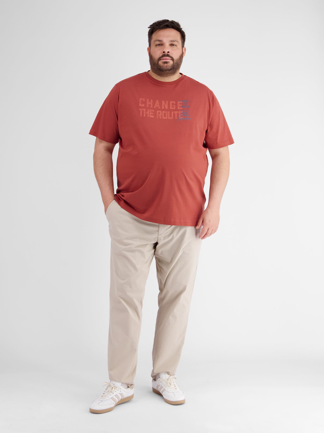 Unifarbenes T-Shirt mit Brustprint für Herren in Großen Größen