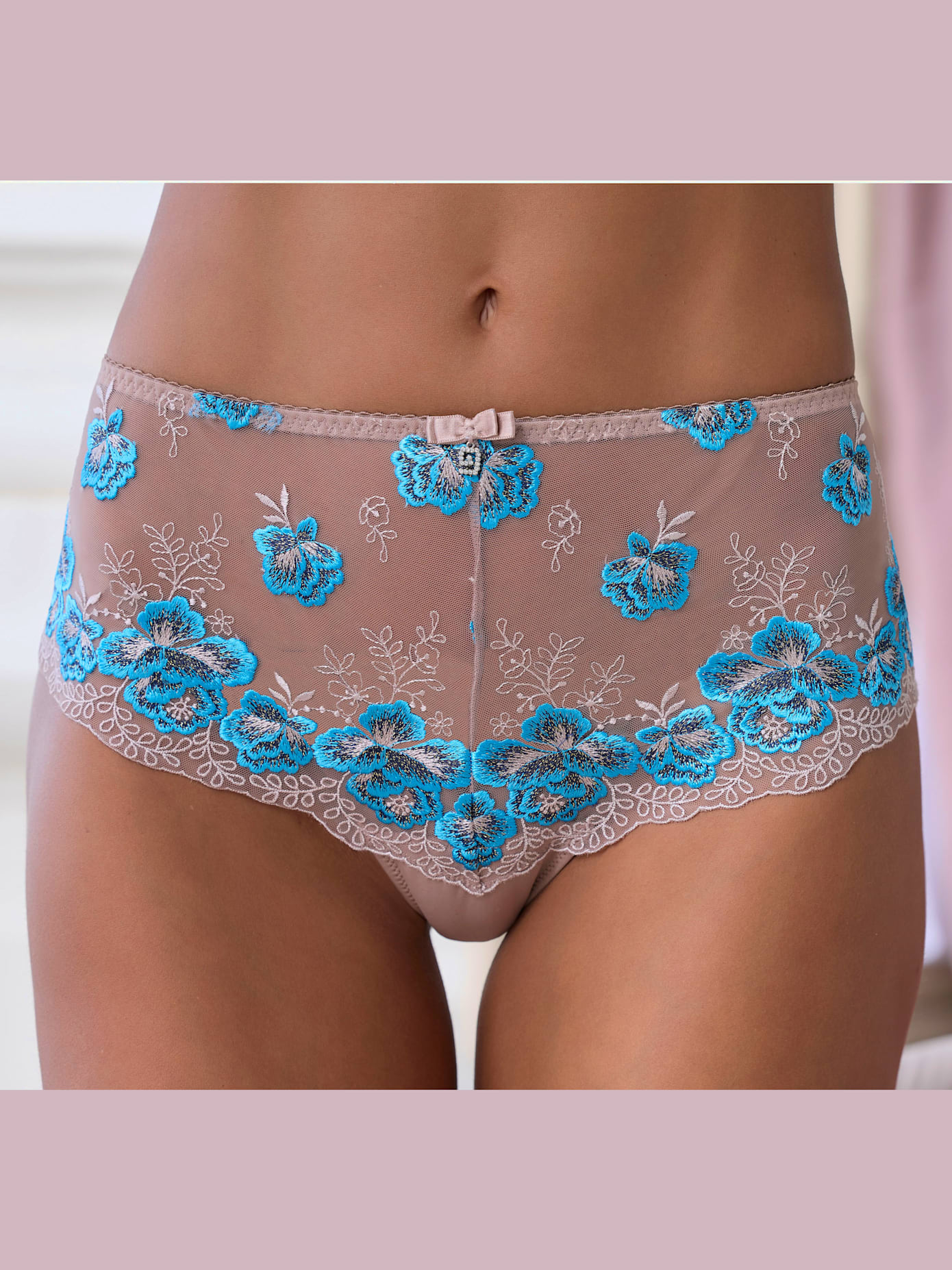Panty féminin avec superbe dentelle florale brodée