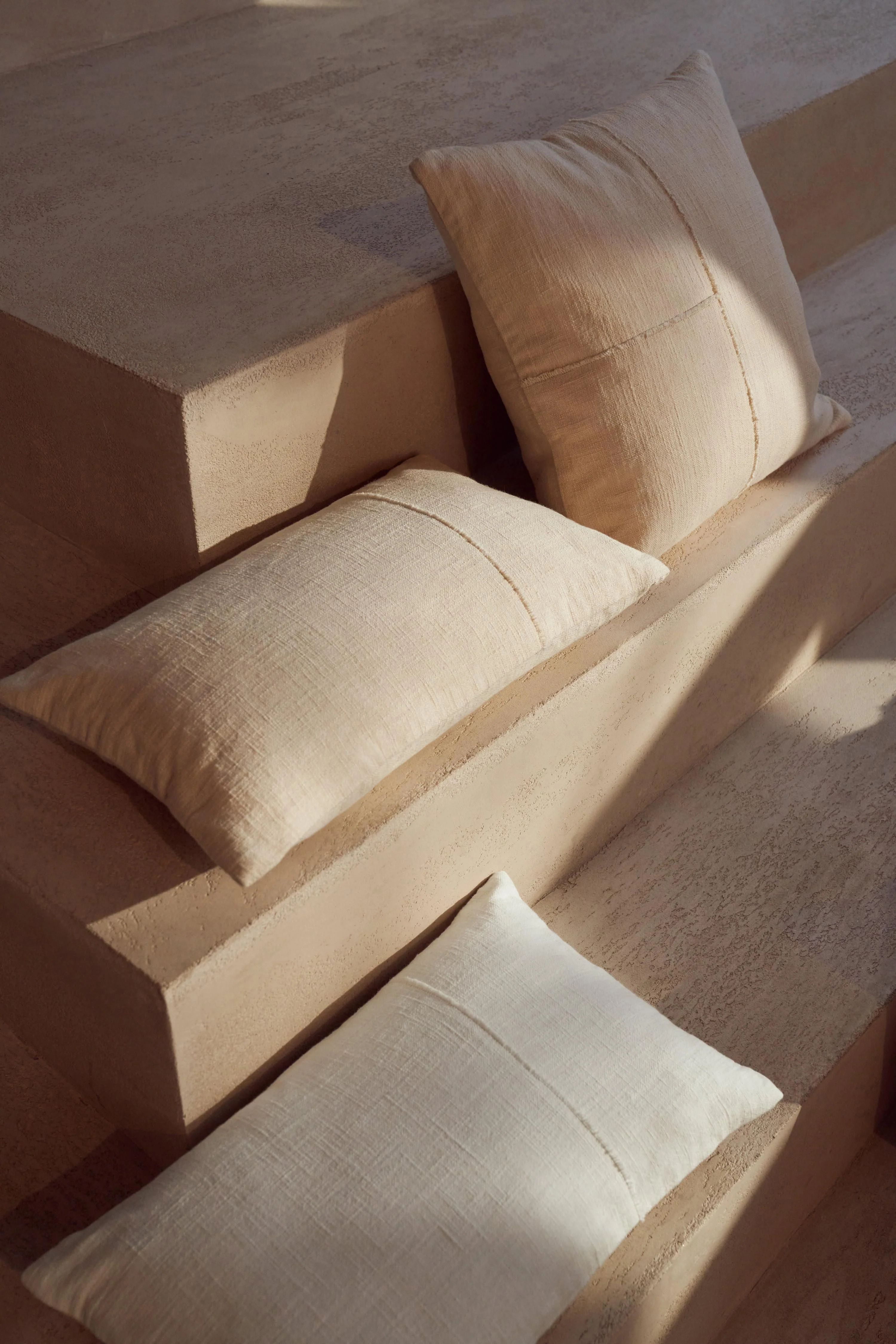 Katoenen kussenhoes Terre met decoratieve naad
