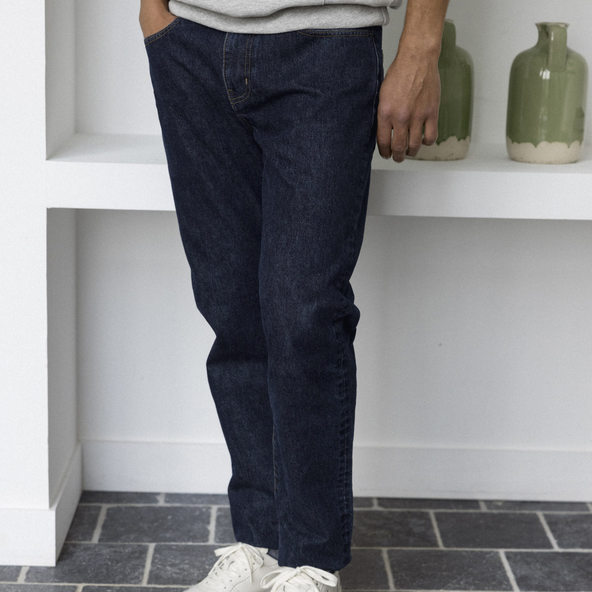 Jean denim brut coupe fuselée végan en coton et coton recyclé - modèle Tapered denim