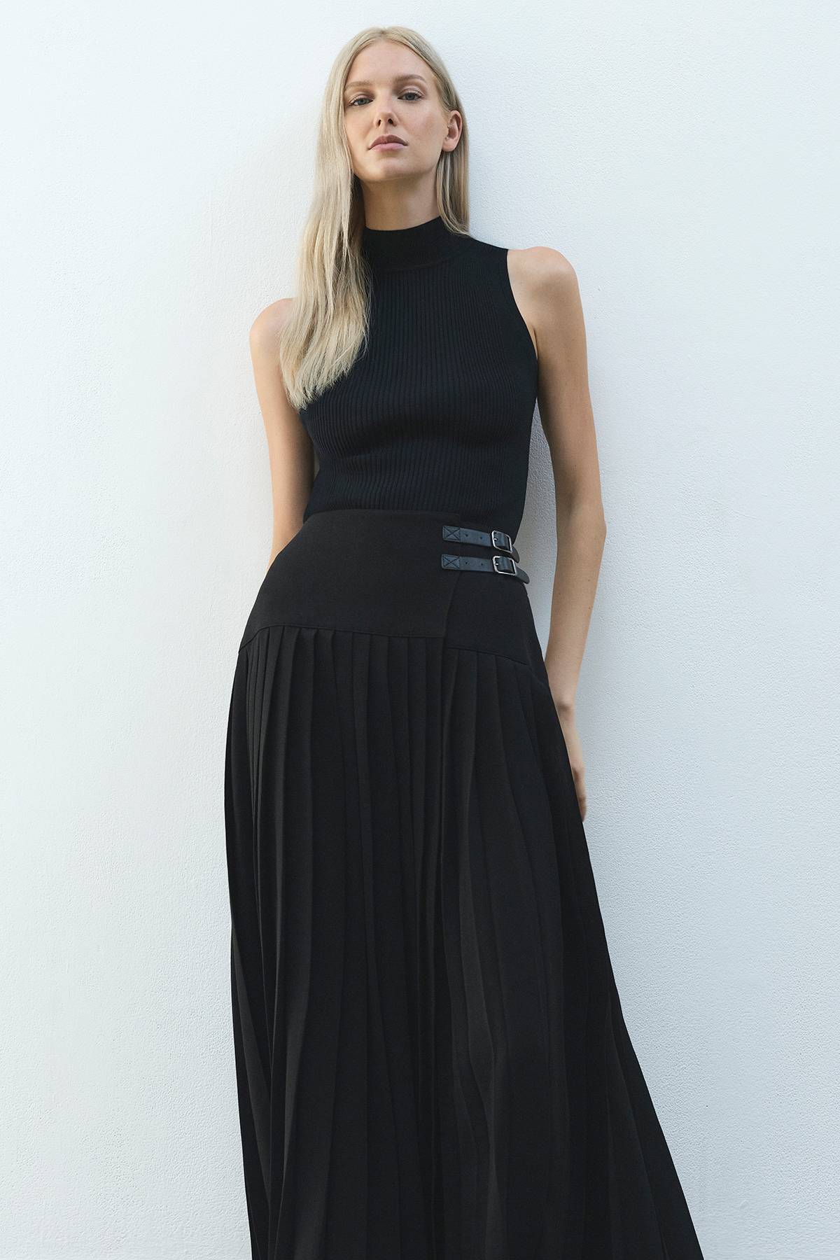 KarenMillen Jupe Maxi Plissée en Crêpe Ajustée avec Détails de Boucles
