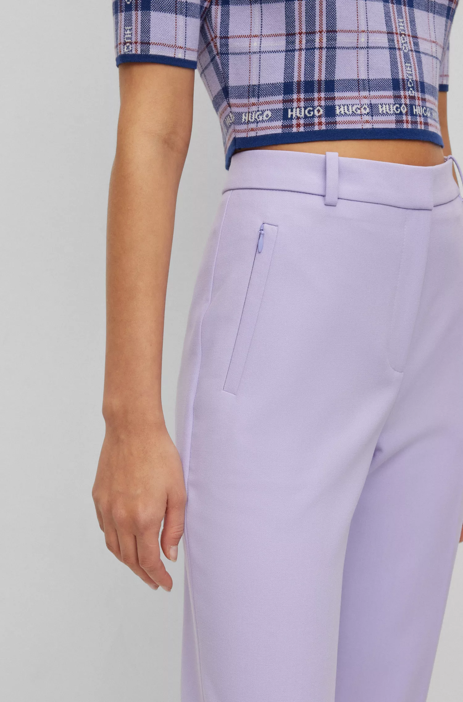 Calça HUGO vermelha, corte regular, em tecido elástico com perna boca de sino.