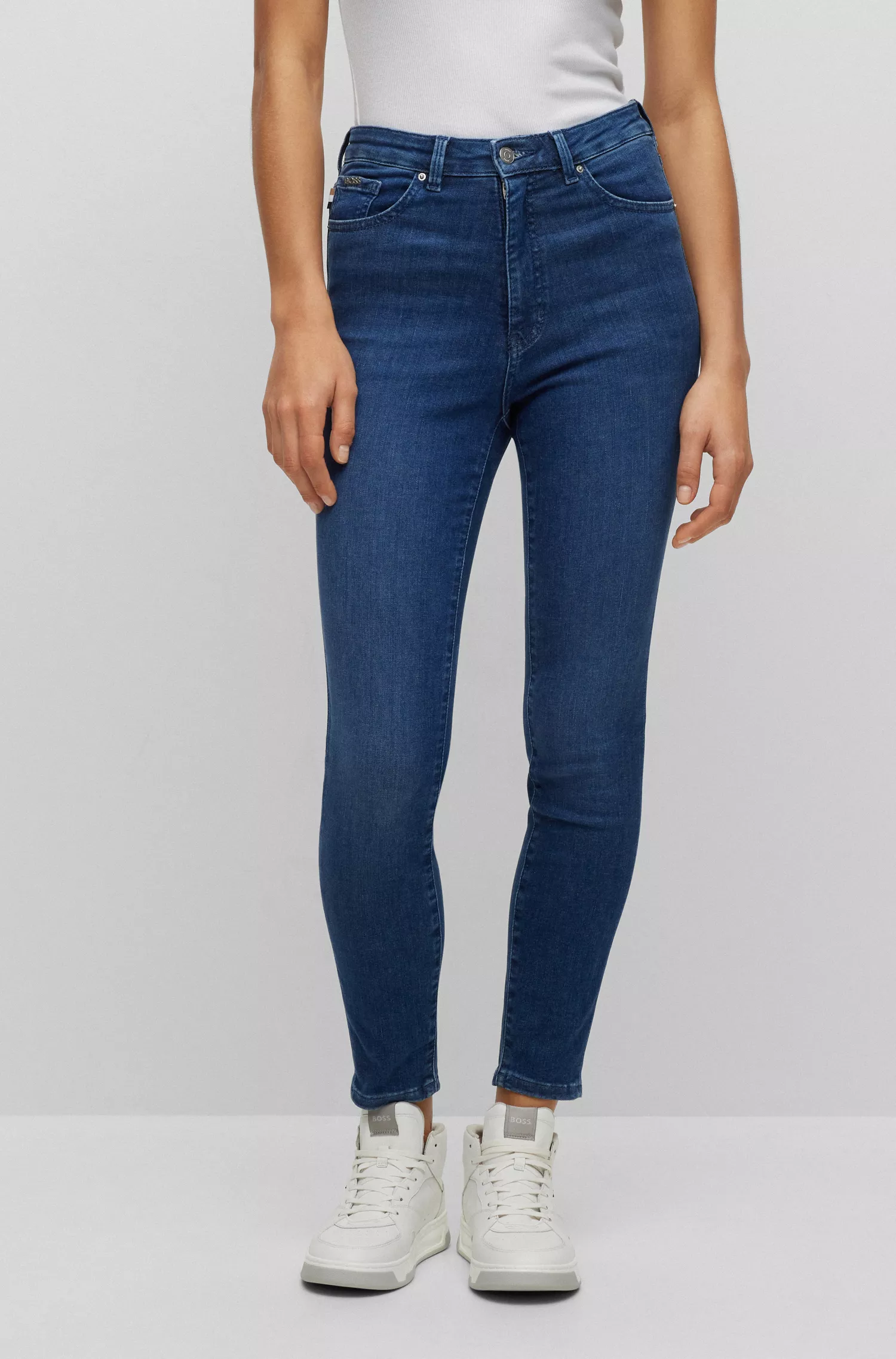 Calça jeans BOSS preta de cintura alta em denim power-stretch azul.