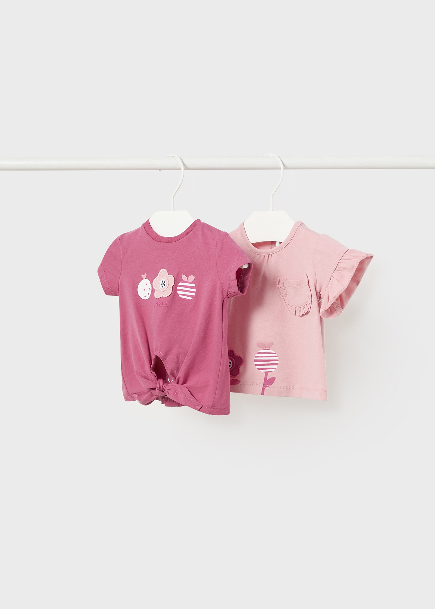 Conjunto de 2 camisetas feitas com algodão sustentável para recém-nascidos.