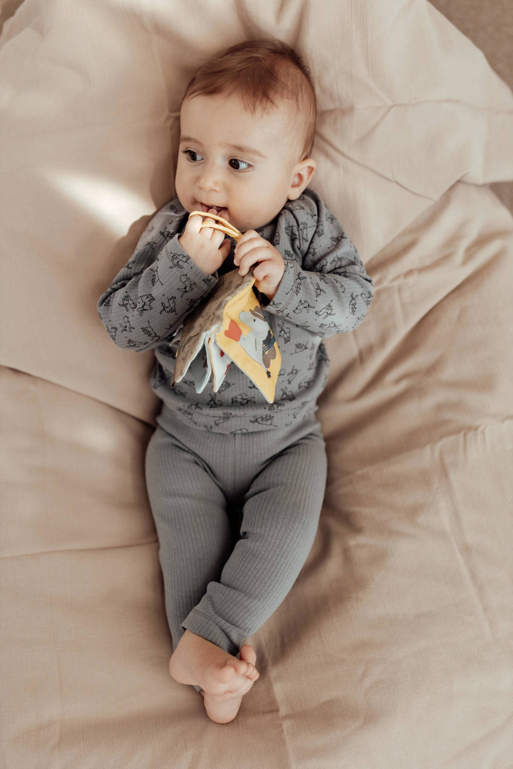 baby knisperboekje geel