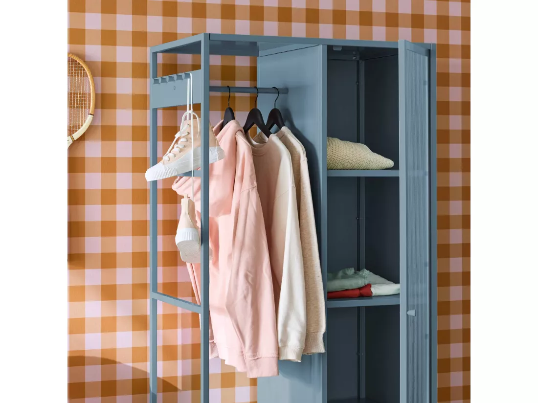 Dressing en métal bleu. industriel. penderie. 4 espaces de rangement. casiers