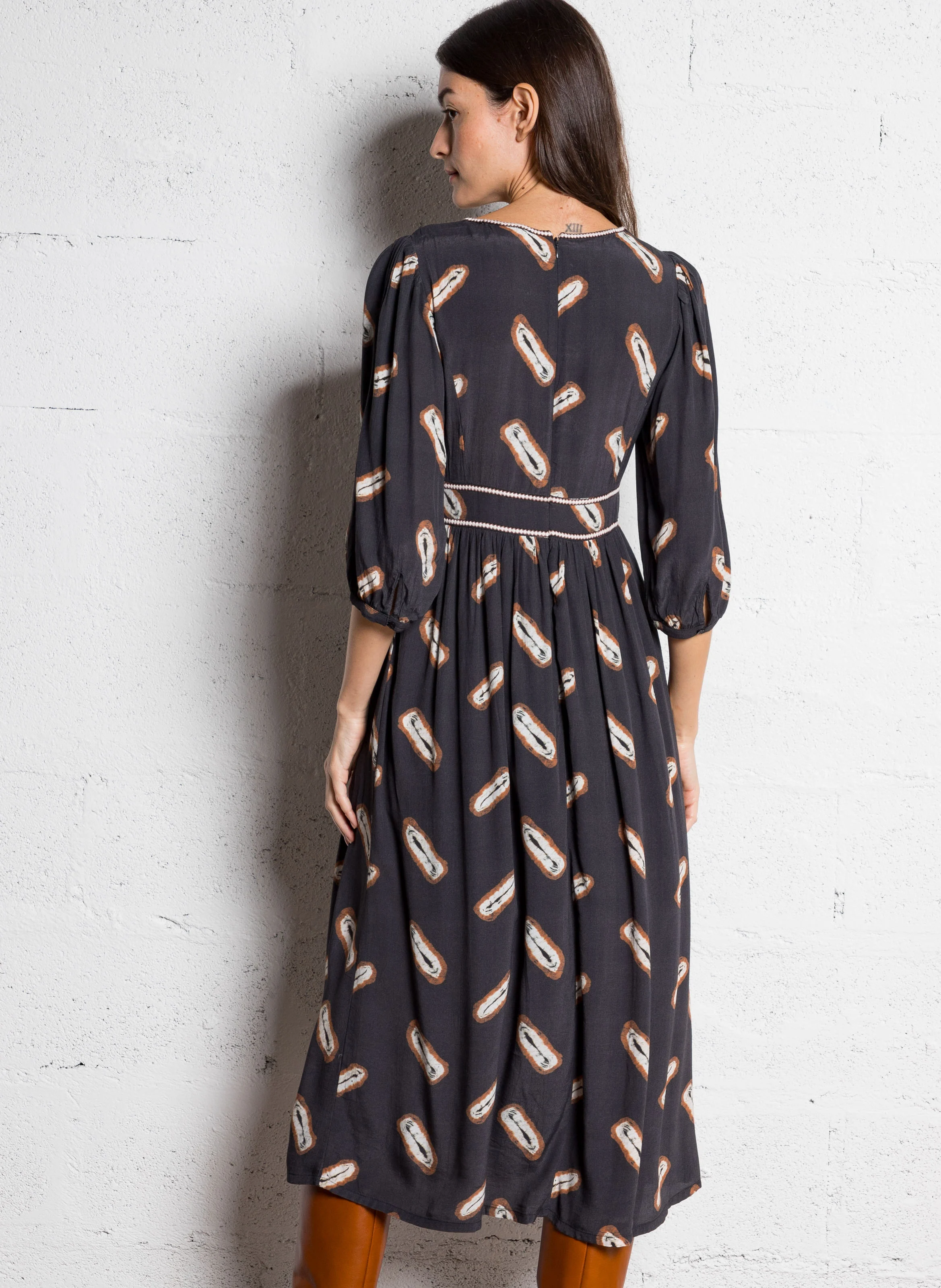 CASSIOPEE - Robe midi col V imprimée | Noir