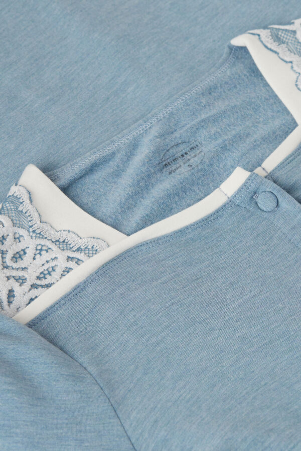 Camisola de modal e lã com fenda frontal para um quarto romântico.
